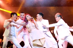 Mỹ Tâm và vũ đoàn. (Ảnh: Mediamax)