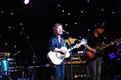 Chris Norman đã gây ngạc nhiên, bằng cách chơi nhạc Acoustic. Đây là phong cách chơi nhạc chỉ có trong các chương trình thời đỉnh cao của Smokie. (Ảnh: IB)