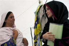 Angelinia Jolie (phải) thăm hỏi người dân Pakistan. (Nguồn: AP)