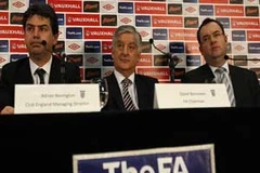 Chủ tịch Liên đoàn bóng đá Anh David Bernstein (giữa) đang đối mặt với áp lực lớn từ dư luận. (Nguồn: Reuters)