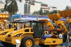 Góc trưng bày máy thi công công trình tại triển lãm ConBuild Việt Nam 2010. (Nguồn: Anh Tuấn/TXVN)