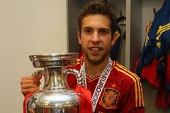 Jordi Alba và chiếc Cup vô địch EURO 2012. (Nguồn: Getty)