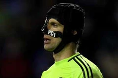 Petr Cech thẫn thờ sau bàn thua. (Nguồn: Getty)