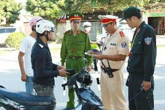 Cảnh sát gao thông, cảnh sát hình sự và cảnh sát cơ động), Công an tỉnh Điện Biên tiến hành kiểm tra phương tiên. (Ảnh: Doãn Tấn/TTXVN)
