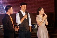 Nam diễn viên Ngô Ngạn Tổ (giữa) giao lưu với khán giả Việt Nam. (Nguồn: Mai Anh/Vietnam+)