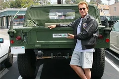 Arnold Schwarzenegger và chiếc Hummer của mình. (Nguồn: AFP)