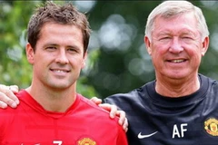 Huấn luyện viên Alex Ferguson và cậu học trò Michael Owen. (Nguồn: Internet)