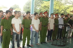 Băng giang hồ liên minh vùng giáp ranh do Minh “ đen” cầm đầu đưa ra xét xử tại phiên tòa lưu động tại thị xã Dĩ An, tỉnh Bình Dương. (Ảnh: Dương Chí Tưởng/Vietnam+)