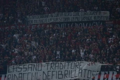 Cổ động viên Milan giăng biểu ngữ xúc phạm tiền đạo Antonio Cassano. (Nguồn: Milanello)