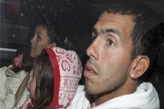 Carlos Tevez cùng gia đình trở lại Anh. (Nguồn: AP)