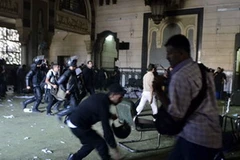 Đụng độ bên trong nhà thờ Hồi giáo Al-Fath. (Nguồn: AFP)