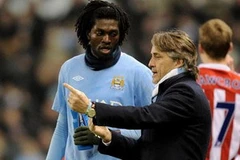 Huấn luyện viên Roberto Mancini và Adebayor khi còn gắn bó ở Manchester City. (Nguồn: Getty)