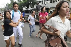 Người dân chạy tìm nơi ẩn nấp sau trận động đất 6,8 độ Richter. (Nguồn: Getty)