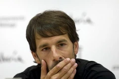 Ruud van Nistelrooy nghẹn ngào khi nói lời chia tay sân cỏ. (Nguồn: Getty)