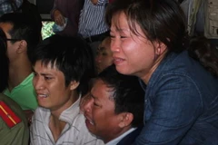 Nỗi đau đớn của người nhà các nạn nhân. (Ảnh: Quách Lắm/TTXVN)