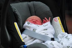 Cậu bé Hoàng gia xuất hiện trước công chúng. (Ảnh: AFP/TTXVN)