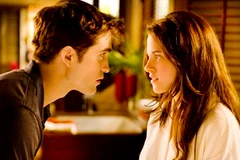 Chuyện tình yêu giữa cô gái trẻ đa cảm Bella và chàng trai ma cà rồng Edward tiếp tục thu hút khán giả. (Ảnh: Summit)