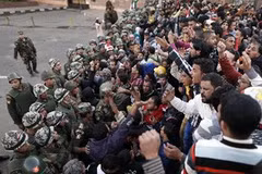 Binh sĩ Ai Cập ngăn dòng người biểu tình gần dinh Tổng thống ở Cairo ngày 7/12. (Nguồn: AFP/ TTXVN)