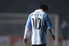 Messi lặng lẽ rời sân trong tiếng la ó của các cổ động viên. (Nguồn: Reuters)