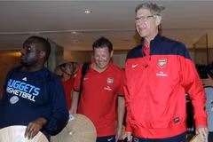 Chùm ảnh Arsenal đội nón lá chào người hâm mộ VN