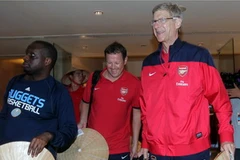 Chùm ảnh Arsenal đội nón lá chào người hâm mộ VN
