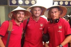 Podolski khoe ảnh đội nón lá Việt Nam lên Facebook