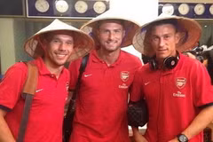 Podolski khoe ảnh đội nón lá Việt Nam lên Facebook