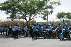 Các công nhân tụ tập ở hiện trường vụ tai nạn. (Ảnh: Hoàng Tuấn/Vietnam+)