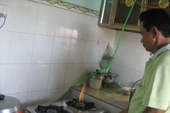 Gia đình anh Nguyễn Văn Cảnh đưa khí vào sử dụng. (Ảnh: Phan Quân/Vietnam+)
