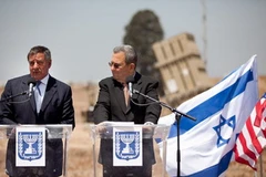 Bộ trưởng Quốc phòng Mỹ Leon Panetta (trái) và người đồng cấp Israel Ehud Barak. (Nguồn: Getty)