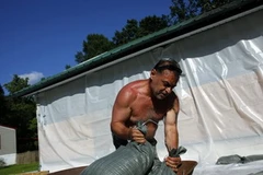 Người dân chuẩn bị phòng tránh trận lũ. (Nguồn: Reuters)