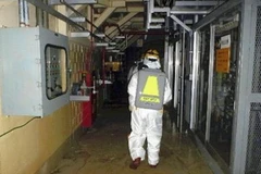 Tác nghiệp viên đi qua tầng 1 lò 2 Nhà máy điện hạt nhân Fukushima 1. (Nguồn: Yomiuri Shimbun) 