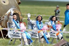 Ba nhà du hành vũ trụ sau khi tàu Thần Châu hạ cánh. (Ảnh: THX/TTXVN)