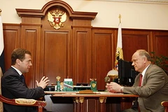 Tổng thống Nga Medvedev và Chủ tịch Ủy ban Trung ương KPRF, ông Ghennady Ziuganov. (Nguồn: Internet)