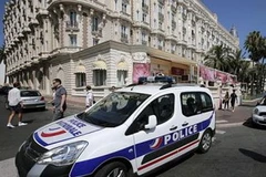 Cảnh sát Pháp điều tra trước cửa Khách sạn Carlton. (Nguồn: AP)