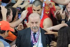 Huấn luyện viên Vicente del Bosque trong dòng người hâm mộ. (Nguồn: Getty)