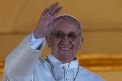 Giáo hoàng Francis vẫy tay đáp lễ giáo dân ở quảng trường Thánh Peter (Nguồn: AFP)