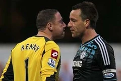 Terry gây hấn với thủ môn của Queens Park Rangers. (Nguồn: Getty)