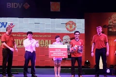 Peter Schmeichel giao lưu cùng người hâm mộ Việt Nam. (Ảnh: PV/Vietnam+)