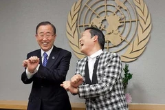 Tổng thư ký Liên hợp quốc Ban Ki-moon và ca sỹ Park Jae-sang nhảy điệu "Gangnam Style" nổi tiếng ở trụ sở của Liên hợp quốc ngày 23/10. (Ảnh: Getty)