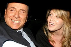 Thủ tướng Italy Silvio Berlusconi và cô con gái Barbara. (Nguồn: Internet)