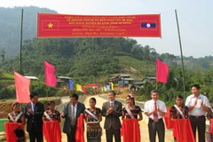 Cắt băng khánh thành cầu Xe Rôn tại bản Kalô. (Ảnh: Chinhphu.vn)