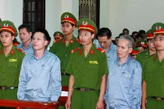 Bị cáo Đoàn Văn Vươn (đứng thứ 2) tại phiên tòa phúc thẩm, xét xử vụ án“Giết người” , “Chống người thi hành công vụ” tại Tiên Lãng, Hải Phòng. (Ảnh: Doãn Tấn/TTXVN)