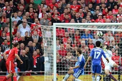 Pha làm bàn không được công nhận của Andy Carroll. (Nguồn: Getty)