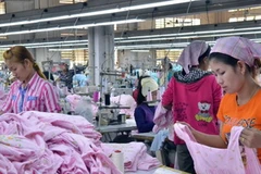 Campuchia nhập khẩu chủ yếu nguyên phụ liệu ngành dệt may và xuất khẩu sản phẩm may mặc. (Ảnh: Xuân Khu/Vietnam+)