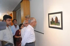 Thống đốc bang Tây Bengan M. K. Narayanan tới thăm triển lãm. (Ảnh: Minh Lý/Vietnam+)