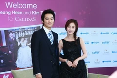 Kim Tae Hee và Song Seung Hun trong buổi họp báo. (Ảnh: PV/Vietnam+)