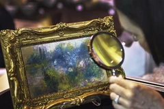 Giới thiệu bức "Paysage Bords de Seine" tại Alexandria, Virginia ngày 25/9. (Ảnh: AFP/TTXVN)