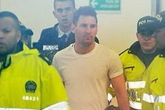 Xung quanh Messi toàn là cảnh sát.