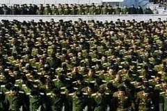 Các quân nhân Triều Tiên mặc niệm nhà lãnh đạo quá cố.